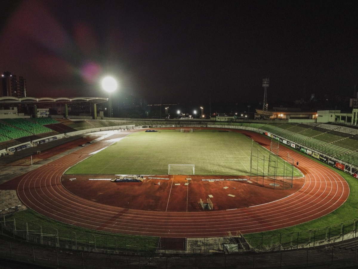 Fußball-Transfermarkt und Stadionbeleuchtung