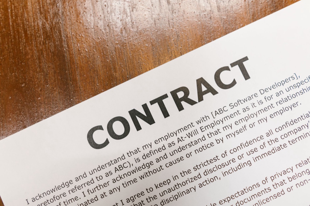 Document de contrat de transfert de football sur un bureau.