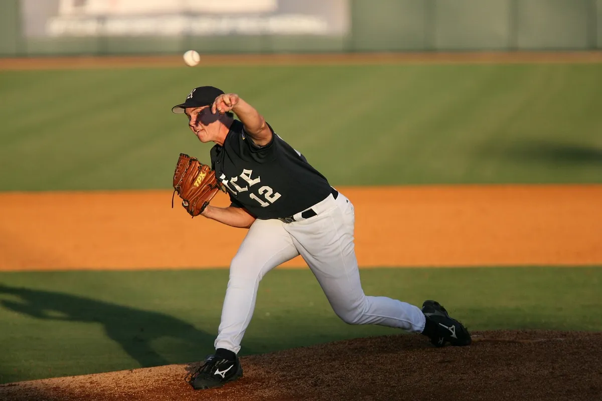 baseball, baseball pitcher, pitcher's mound, baseball player, throwing, pitching, infield, pitch, athlete, mound, glove, college baseball, ncaa baseball, compet