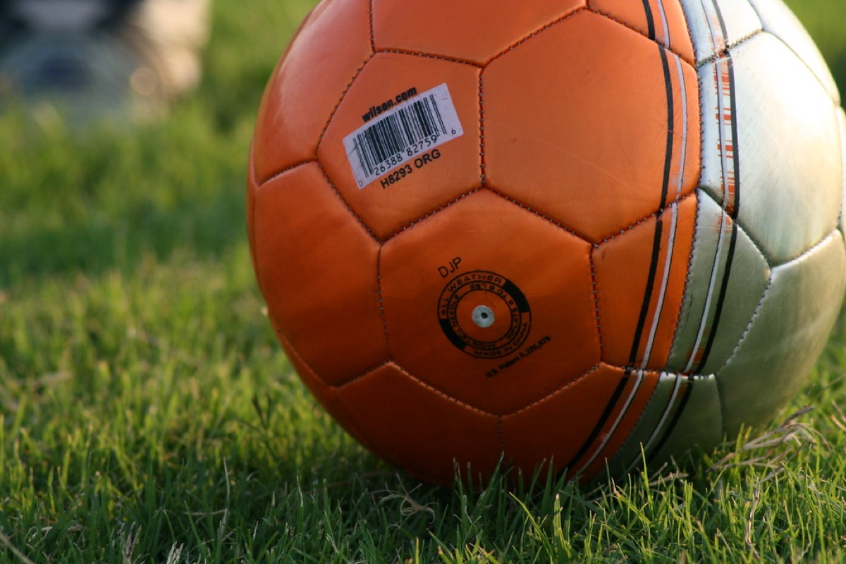 Un balón de 68 cm en una calle de fútbol en Nueva York