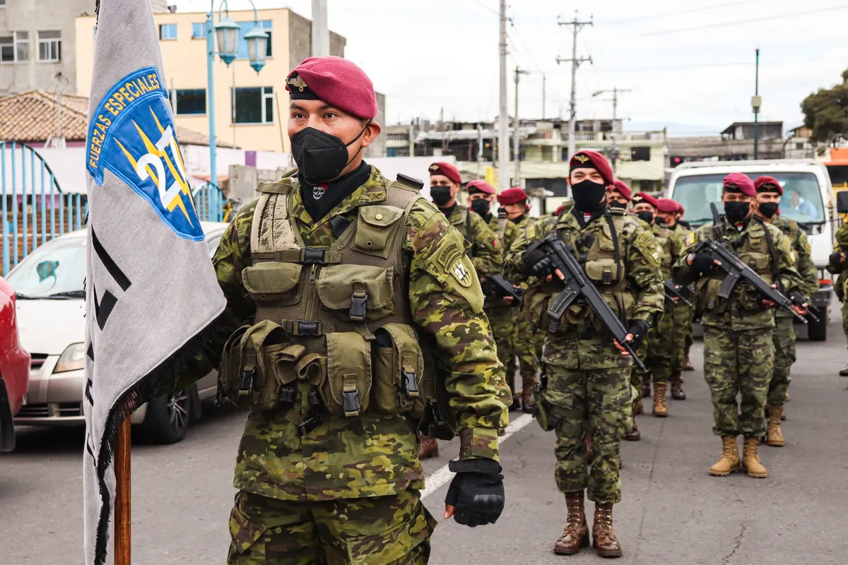 Ecuadorian soldiers in camouflage and berets participating in a parade, showcasing military discipline.