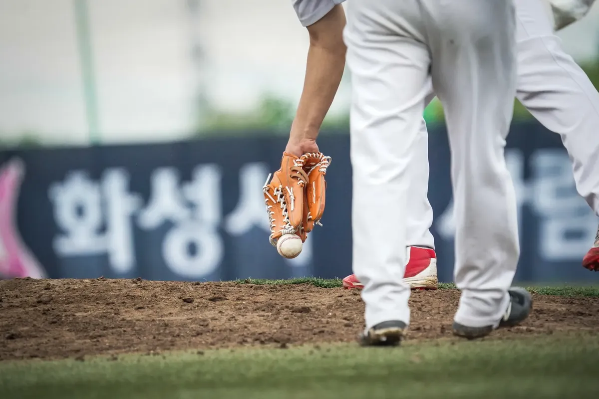 試合中の野球選手がボールをキャッチするダイナミックなシーン。