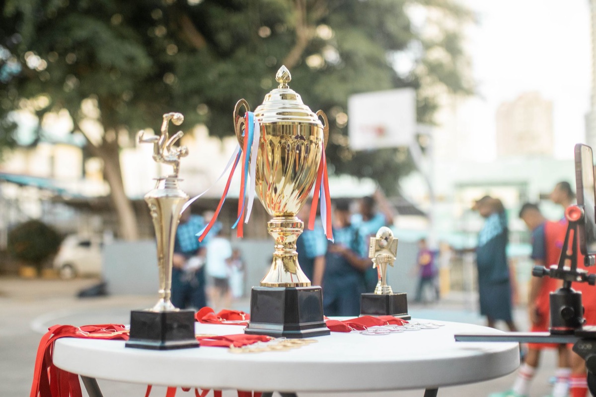 Trofeo de la Copa del Mundo sobre un fondo elegante.