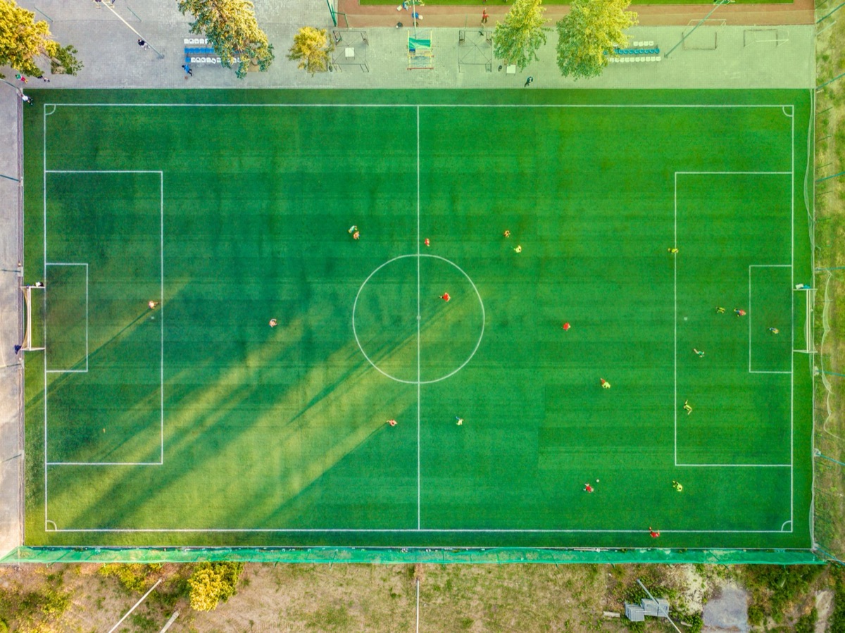 Pizarra táctica de fútbol con esquemas de juego.