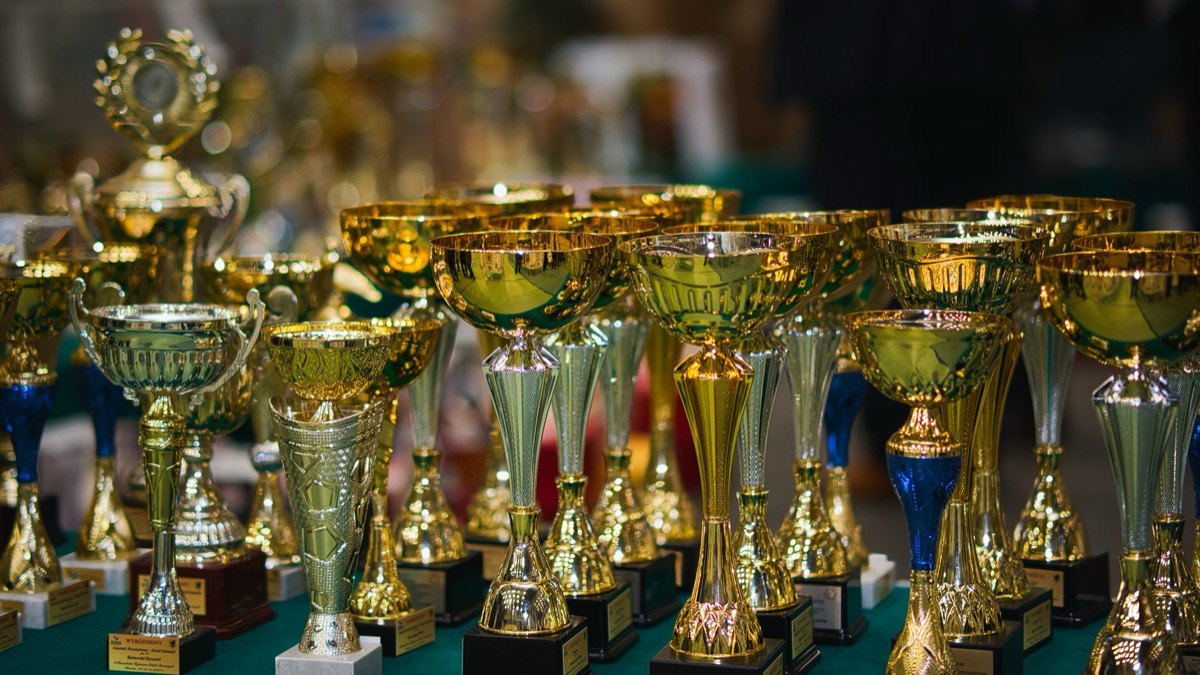 De wereldbekende voetbaltrofee op een podium.