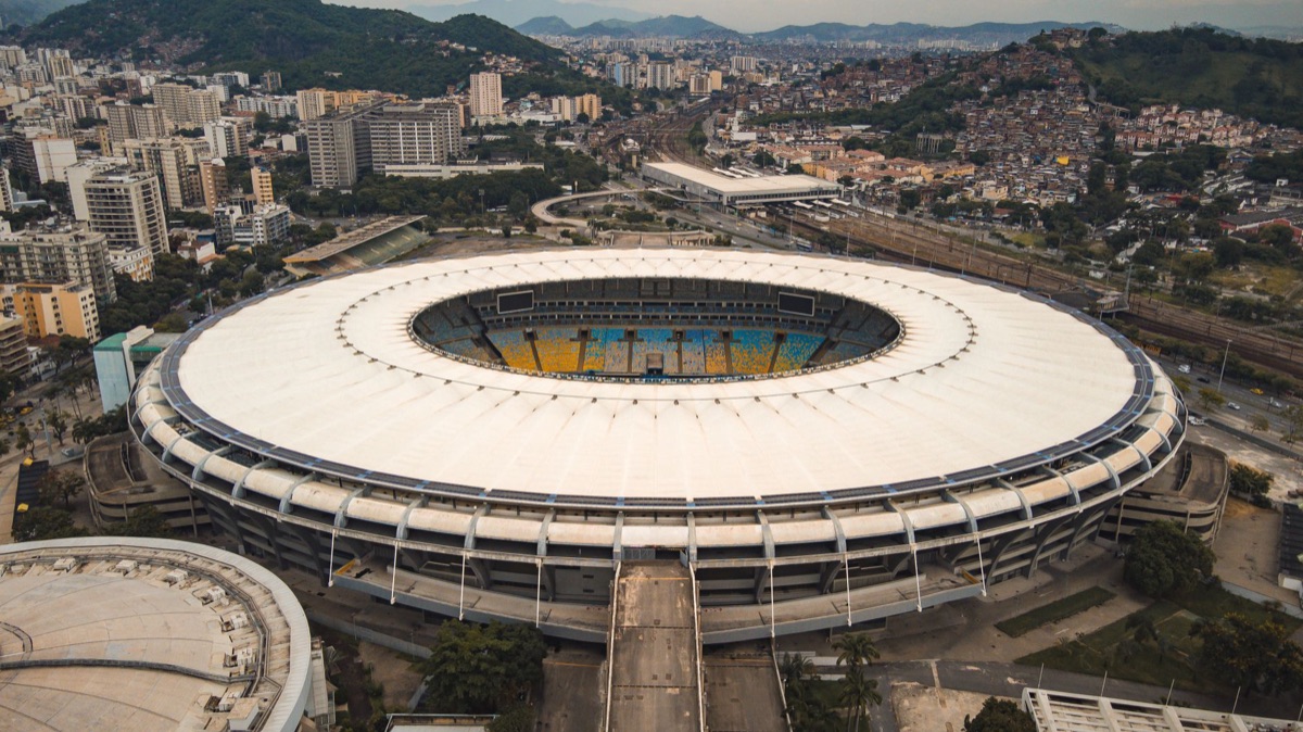 Troféu da Copa do Mundo e iluminação de estádio profissional.